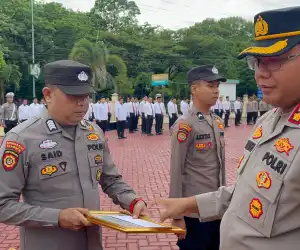 Bentuk Apresiasi, Kapolres Nagan Raya Berikan Penghargaan kepada Anggota Berprestasi