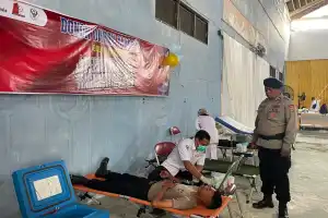 Personel Brimob Laksanakan Donor Darah dalam Rangka HUT Nagan Raya ke-23