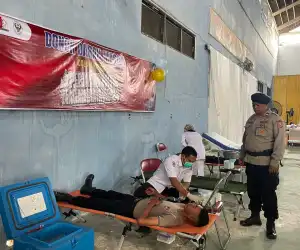 Personel Brimob Laksanakan Donor Darah dalam Rangka HUT Nagan Raya ke-23