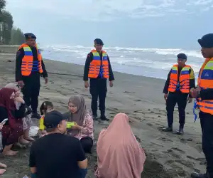 Brimob Laksanakan Patroli SAR dan Berikan Himbauan Kamtibmas di Pantai Lhok Naga Permai