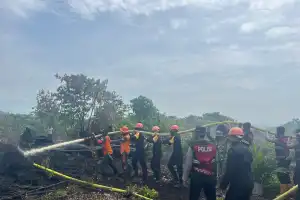 Cegah Api Meluas, Brimob dan Tim Gabungan Terjun ke Lokasi Karhutla di Nagan Raya