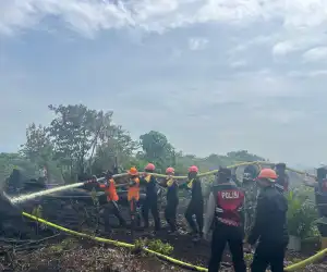 Cegah Api Meluas, Brimob dan Tim Gabungan Terjun ke Lokasi Karhutla di Nagan Raya