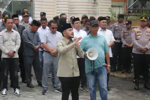 Ketua DPRK Nagan Raya Temui Massa Aksi Unjuk Rasa