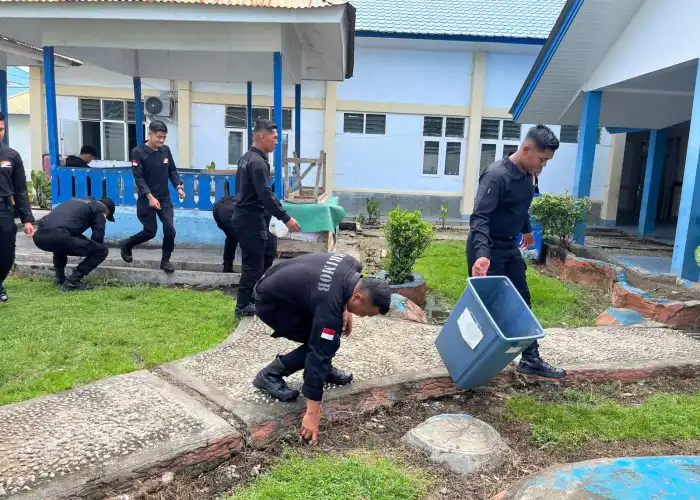 Sinergi untuk Kebersihan, Brimob Aceh Gelar Aksi Sosial di RSUD Sultan Iskandar Muda