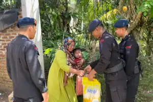 Peduli Sesama, Brimob Aceh Batalyon C Pelopor Ringankan Beban Warga Kurang Mampu