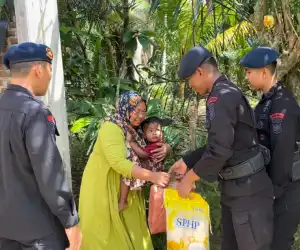 Peduli Sesama, Brimob Aceh Batalyon C Pelopor Ringankan Beban Warga Kurang Mampu