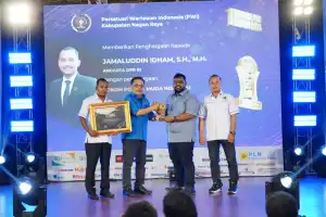 Satu Dekade PWI Nagan Raya, Jamaluddin Idham Mendapat Penghargaan Sebagai Politisi Muda Inspirasi