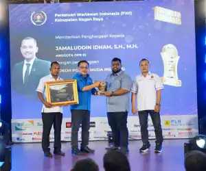 Satu Dekade PWI Nagan Raya, Jamaluddin Idham Mendapat Penghargaan Sebagai Politisi Muda Inspirasi