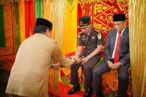 Bupati Nagan Raya Sambut Kajari dan Ketua PN Baru dengan Prosesi Adat Peusijuek