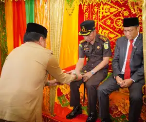 Bupati Nagan Raya Sambut Kajari dan Ketua PN Baru dengan Prosesi Adat Peusijuek