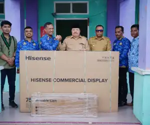 Perkuat Literasi Digital, Bupati TRK Serahkan Smart TV ke SMPN 1 Seunagan