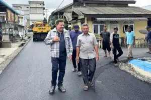Akses Warga Makin Mudah, Bupati TRK Tinjau Pengaspalan Jalan di Serba Jadi