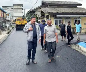 Akses Warga Makin Mudah, Bupati TRK Tinjau Pengaspalan Jalan di Serba Jadi