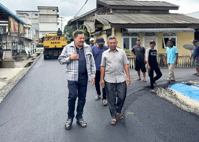 Akses Warga Makin Mudah, Bupati TRK Tinjau Pengaspalan Jalan di Serba Jadi