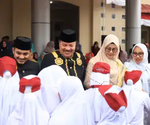 Upacara HGN 2025 Meriah, Bupati TRK dan Kepala Sekolah Kompak Kenakan Pakaian Adat