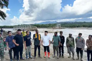 Bupati TRK Kunjungi Lokasi Banjir di Kuta Trieng dan Alue Wakie, Serahkan Bantuan Masa Panik