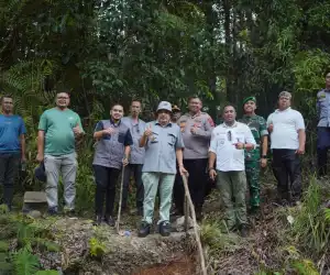 Bupati Nagan Raya Tinjau Penemuan Batu Giok Raksasa di Beutong