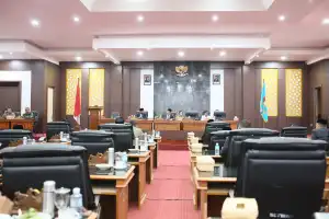 Wabup Nagan Raya Sampaikan Tiga Rancangan Qanun Tahun 2025 dalam Rapat Paripurna DPRK