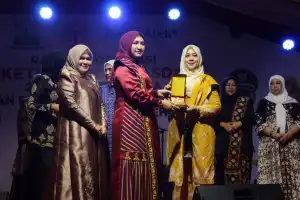 Ketua Dekranasda Nagan Raya Raih Juara III Fashion Show Antar Ketua Dekranasda Kab/Kota se-Aceh