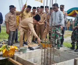Bupati TRK Letakkan Batu Pertama Pembangunan Masjid At-Taubah di Gampong Alue Gajah