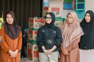 Ketua PIA DPRK Nagan Raya Intan Keumala Tanzil Salurkan Bantuan Logistik untuk Korban Banjir