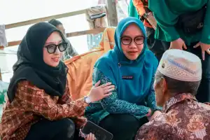 Ibu-Ibu Forkopimda Kunjungi Korban Banjir di Beutong Ateuh Banggalang