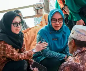 Ibu-Ibu Forkopimda Kunjungi Korban Banjir di Beutong Ateuh Banggalang