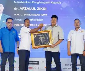 Waka I DPRK Nagan Raya Terima Penghargaan Anugerah 1 Dekade PWI Nagan Raya