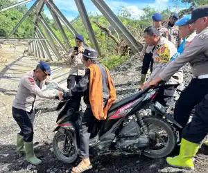 Jembatan Putus, Brimob Aceh Sigap Bantu Mobilitas Warga Kampung Beurawang