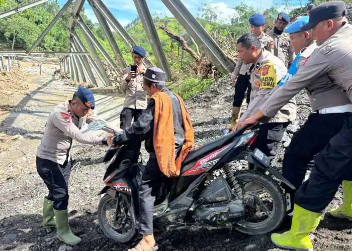 Jembatan Putus, Brimob Aceh Sigap Bantu Mobilitas Warga Kampung Beurawang
