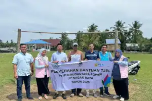 Dukung Aktivitas Pemuda, PLN NP Nagan Raya Benahi Lapangan Bola Desa Langkak