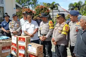 Status Gunung Burni Telong Naik ke Siaga, Kapolda Aceh Turun Langsung Salurkan Bantuan untuk Pengungsi