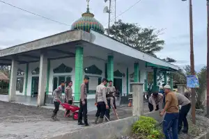 Brimob Polda Aceh Dan Polres Bener Meriah Gelar Bhakti Sosial Jum&rsquo;at Bersih di Masjid Al-Ikhwan Pasca Bencana