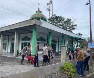 Brimob Polda Aceh Dan Polres Bener Meriah Gelar Bhakti Sosial Jum&rsquo;at Bersih di Masjid Al-Ikhwan Pasca Bencana