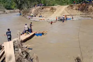 Gotong Royong Polri, Brimob, dan Relawan, Jembatan Darurat Sungai Kala Ili Akhirnya Bisa Dilalui Warga