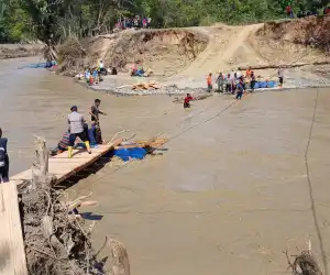 Gotong Royong Polri, Brimob, dan Relawan, Jembatan Darurat Sungai Kala Ili Akhirnya Bisa Dilalui Warga