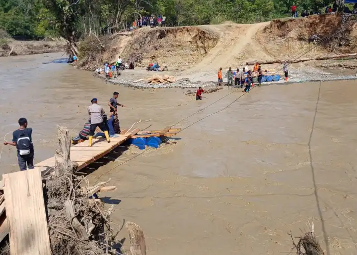 Gotong Royong Polri, Brimob, dan Relawan, Jembatan Darurat Sungai Kala Ili Akhirnya Bisa Dilalui Warga