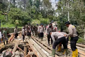 Aksi Nyata Polri untuk Masyarakat, Jembatan Darurat Dibangun di Meriah Jaya Bener Meriah