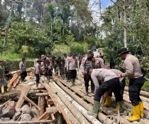 Aksi Nyata Polri untuk Masyarakat, Jembatan Darurat Dibangun di Meriah Jaya Bener Meriah