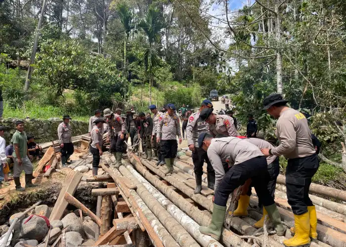 Aksi Nyata Polri untuk Masyarakat, Jembatan Darurat Dibangun di Meriah Jaya Bener Meriah
