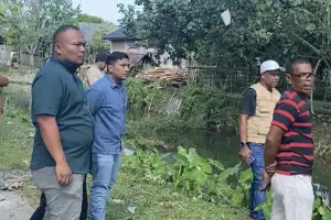 Anggota DPRK Pidie Zulfadli dan DPR Aceh Tinjau Kondisi Perairan Sungai di Kecamatan Reubee