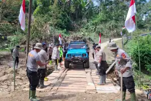 Polri Hadir untuk Negeri: Masjid Dicat, Jembatan Darurat Desa Setie Kembali Bisa Dilalui
