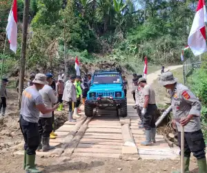 Polri Hadir untuk Negeri: Masjid Dicat, Jembatan Darurat Desa Setie Kembali Bisa Dilalui