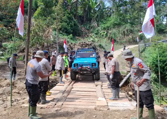 Polri Hadir untuk Negeri: Masjid Dicat, Jembatan Darurat Desa Setie Kembali Bisa Dilalui