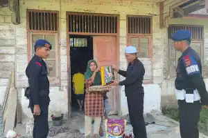 Brimob Polda Aceh Hadirkan Senyum Anak Yatim, Bagikan Baju Lebaran dan Sembako di Nagan Raya