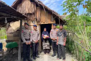 Wujud Kepedulian, Brimob Batalyon C Pelopor Bagikan Zakat Fitrah kepada Warga Nagan Raya