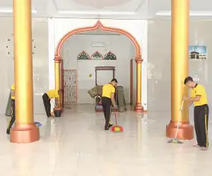 Brimob Hadir untuk Negeri, Personel Batalyon C Pelopor Gelar Aksi ASRI di Masjid Jami&rsquo; Hijriah