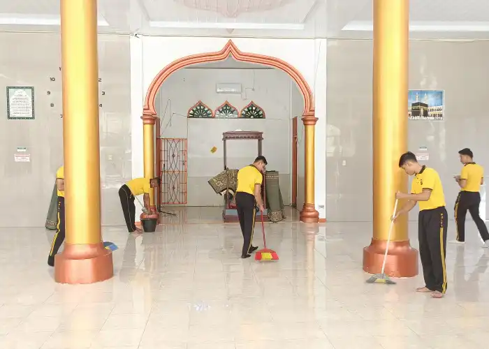 Brimob Hadir untuk Negeri, Personel Batalyon C Pelopor Gelar Aksi ASRI di Masjid Jami&rsquo; Hijriah