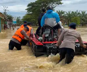 Brimob Batalyon C Pelopor Sigap Tangani Banjir di Tadu Raya, Bantu Evakuasi dan Atur Lalu Lintas
