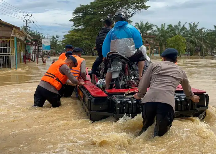 Brimob Batalyon C Pelopor Sigap Tangani Banjir di Tadu Raya, Bantu Evakuasi dan Atur Lalu Lintas